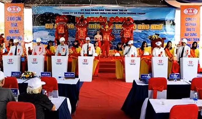 Chủ tịch UBND tỉnh Ninh Thuận cùng nhà đầu tư và đại diện một số cơ quan chức trách nhấn nút khởi công dự án.