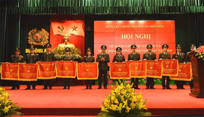 Thứ trưởng Nguyễn Văn Thành trao Cờ Thi đua của Bộ Công an tặng các tập thể có thành tích xuất sắc.