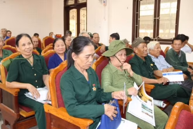Các cựu Thanh niên xung phong gặp gỡ, ôn lại những kỷ niệm xưa.