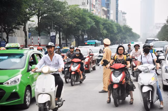 Cán bộ chiến sĩ CSGT phân luồng, giải tỏa ùn tắc giao thông tại nút giao thông Trần Duy Hưng.