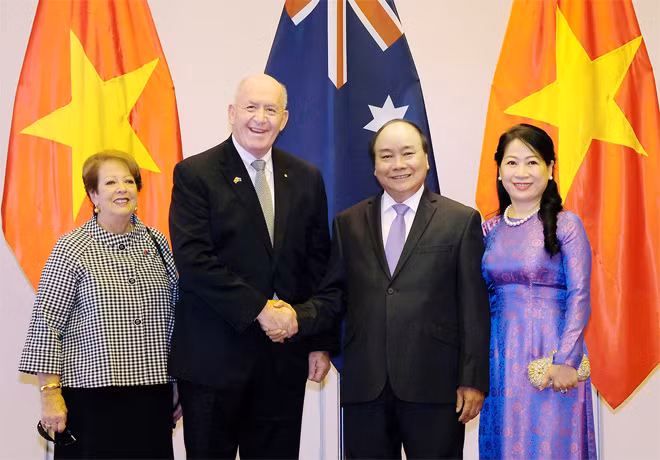 Thủ tướng Nguyễn Xuân Phúc, Phu nhân Thủ tướng cùng Toàn quyền Australia Peter Cosgrove và Phu nhân tại cuộc hội kiến. Ảnh: VGP/Quang Hiếu. Thủ tướng Nguyễn Xuân Phúc, Phu nhân Thủ tướng cùng Toàn quyền Australia Peter Cosgrove và Phu nhân tại cuộc hội kiến. Ảnh: VGP/Quang Hiếu.
