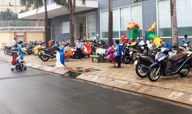 Tranh chấp bãi giữ xe tại một chung cư khiến xe của người dân phải phơi mưa, nắng ngoài vỉa hè.