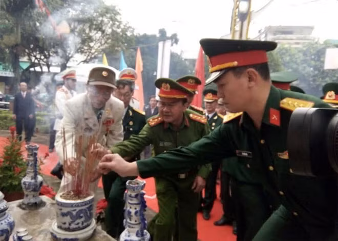 Khối lực lượng vũ trang dâng hương tưởng niệm các anh hùng liệt sĩ đã hy sinh trong cuộc Tổng tiến công và nổi dậy xuân Mậu Thân 1968. Khối lực lượng vũ trang dâng hương tưởng niệm các anh hùng liệt sĩ đã hy sinh trong cuộc Tổng tiến công và nổi dậy xuân Mậu Thân 1968.