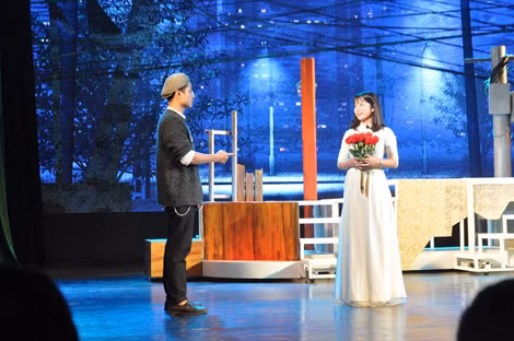“Tin ở hoa hồng” – một trong số những kịch bản nổi tiếng của nhà viết kịch Lưu Quang Vũ tái xuất trên sàn diễn Nhà hát Tuổi trẻ Việt Nam với diện mạo mới, hiện đại hơn. “Tin ở hoa hồng” – một trong số những kịch bản nổi tiếng của nhà viết kịch Lưu Quang Vũ tái xuất trên sàn diễn Nhà hát Tuổi trẻ Việt Nam với diện mạo mới, hiện đại hơn.