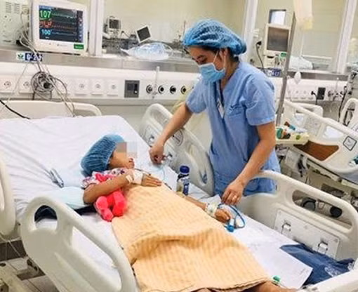 Ngộ độc thịt cóc, bé gái tử vong, em gái song sinh nguy kịch