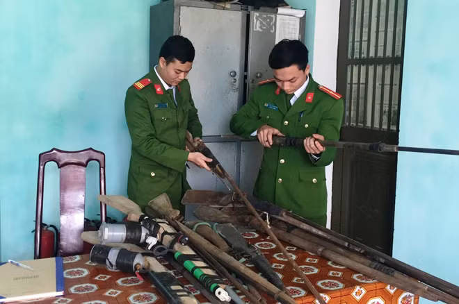 Nhờ bám sát địa bàn, hiểu tâm tư nguyện vọng của người dân nên Công an Minh Hóa đã vận động được bà con giao nộp nhiều vũ khí, vật liệu nổ. Nhờ bám sát địa bàn, hiểu tâm tư nguyện vọng của người dân nên Công an Minh Hóa đã vận động được bà con giao nộp nhiều vũ khí, vật liệu nổ.