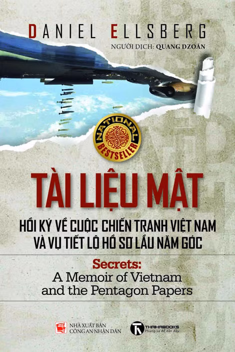 Bìa sách “Tài liệu mật: Hồi ký về cuộc chiến tranh Việt Nam và vụ tiết lộ Hồ sơ Lầu Năm Góc”. Bìa sách “Tài liệu mật: Hồi ký về cuộc chiến tranh Việt Nam và vụ tiết lộ Hồ sơ Lầu Năm Góc”.
