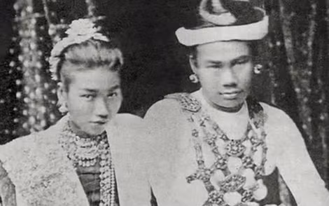 Vua Thibaw và hoàng hậu Supayalat.