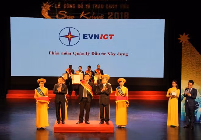 Đại diện EVNICT nhận danh hiệu Sao Khuê 2018.