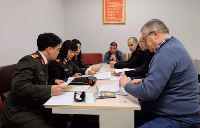 Đại diện Bộ Công an Việt Nam và đại diện cơ quan chức năng Cộng hòa Bun – ga –ri trong buổi bàn giao và tiếp nhận đối tượng. Đại diện Bộ Công an Việt Nam và đại diện cơ quan chức năng Cộng hòa Bun – ga –ri trong buổi bàn giao và tiếp nhận đối tượng.