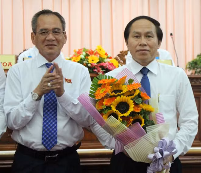 Ông Lữ Văn Hùng - Bí thư Tỉnh ủy Hậu Giang, tặng hoa chúc mừng ông Lê Tiến Châu, được HĐND tỉnh bầu giữ chức Chủ tịch UBND tỉnh Hậu Giang. Ông Lữ Văn Hùng - Bí thư Tỉnh ủy Hậu Giang, tặng hoa chúc mừng ông Lê Tiến Châu, được HĐND tỉnh bầu giữ chức Chủ tịch UBND tỉnh Hậu Giang.