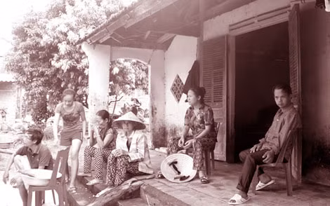 Người dân thất thần, tập trung tại nhà một con nợ để mong gỡ lại đồng vốn.