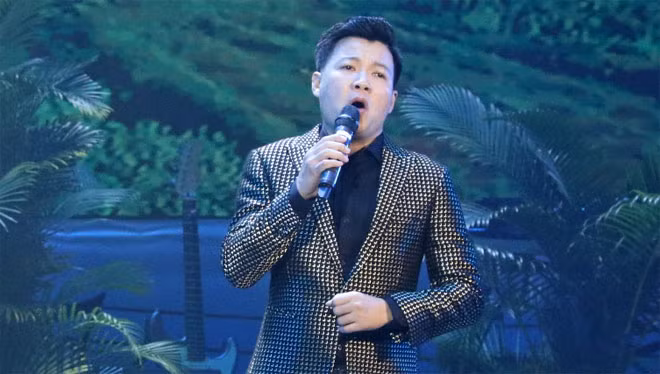 Ca sĩ Vũ Thắng Lợi với bài hát "Lộng gió bốn phương.
