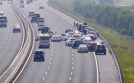 Dừng xe trên cao tốc để chụp ảnh cưới không những vi phạm pháp luật còn là hành vi vô vãn hóa.
