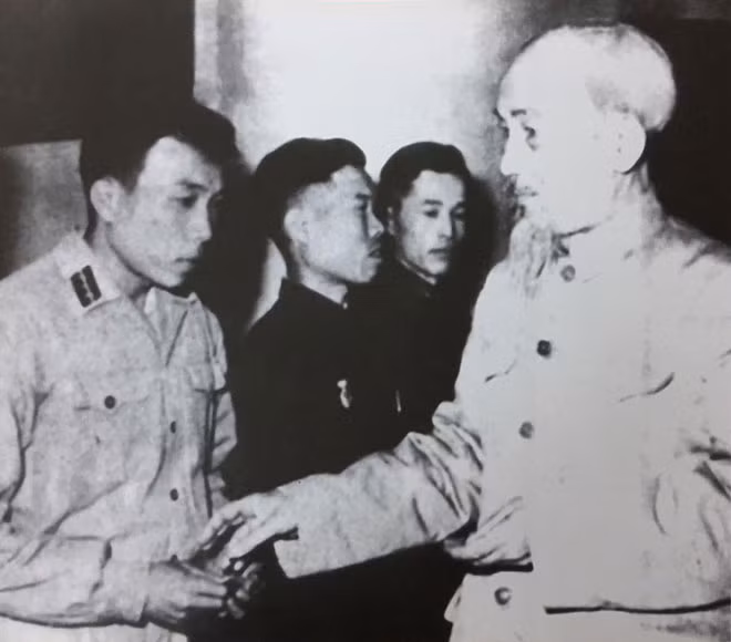 Chủ tịch Hồ Chí Minh tặng Huy hiệu của Người cho cán bộ, chiến sỹ Trung đoàn 600 Công an nhân dân vũ trang đã có nhiều thành tích trong công tác bảo vệ ngày 21-12-1965.