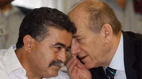 Thủ tướng Israel Ehud Olmert (phải) và Bộ trưởng Quốc phòng nước này Amir Peretz. Thủ tướng Israel Ehud Olmert (phải) và Bộ trưởng Quốc phòng nước này Amir Peretz.