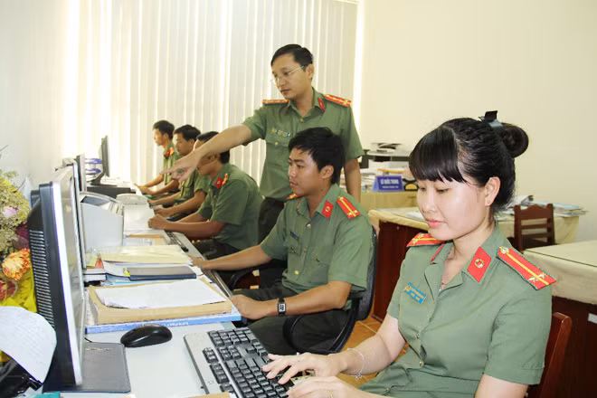 CBCS Phòng Tham mưu Công an tỉnh Hậu Giang, xử lý thông tin chuyên môn.