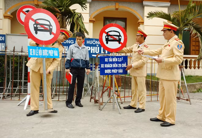 Thiếu tá Nguyễn Hữu Dũng, Trưởng phòng CSGT Công an tỉnh Nam Định cùng các chiến sĩ trước giờ triển khai làm nhiệm vụ bảo vệ Lễ Khai ấn Đền Trần.
