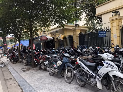 Hàng trăm bãi trông, giữ xe trái phép bị xử phạt trong năm 2021 ảnh 1