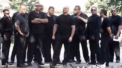Một băng mafia Nga công khai xuất hiện ở nơi công cộng. Một băng mafia Nga công khai xuất hiện ở nơi công cộng.