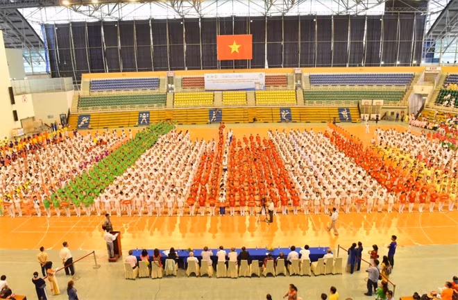 Màn đồng diễn thể dục dưỡng sinh của người cao tuổi.