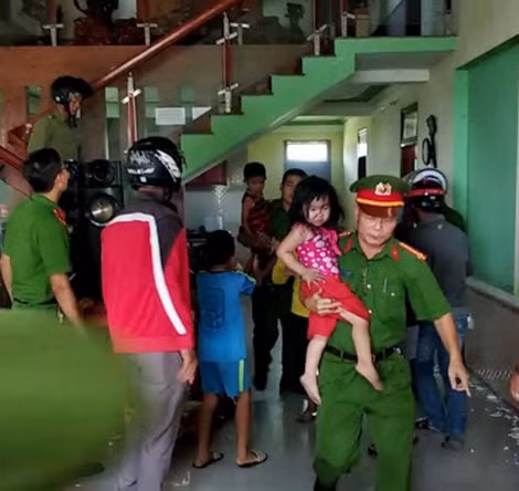 Công an huyện Lệ Thủy giải cứu các cháu bé ra ngoài an toàn.