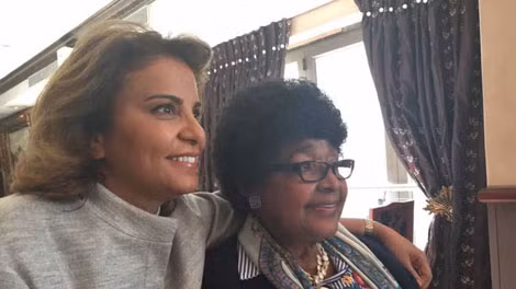 Nữ luật sư Samia Maktouf chụp ảnh cùng bà Winnie Mandela. Ảnh: lexpress.fr.