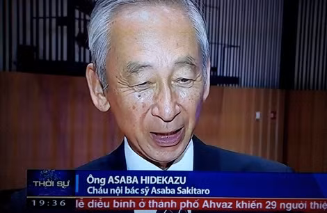 Bác sĩ Asaba Hidekazu, cháu nội của bác sĩ Asaba Sakitaro tại lễ kỷ niệm 100 năm ngày lập bia (ảnh chụp qua Đài Truyền hình Việt Nam).