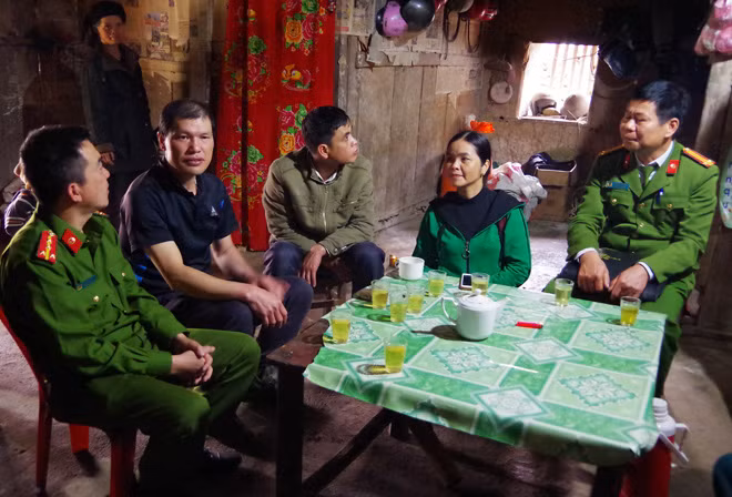 Các cán bộ Công an huyện Đồng Văn và Hội Nông dân đến thăm hỏi gia đình anh Sìn A Tờ. Các cán bộ Công an huyện Đồng Văn và Hội Nông dân đến thăm hỏi gia đình anh Sìn A Tờ.