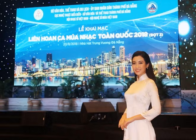Hoa hậu Đỗ Mỹ Linh tại sân khấu đêm Khai mạc Liên hoan.