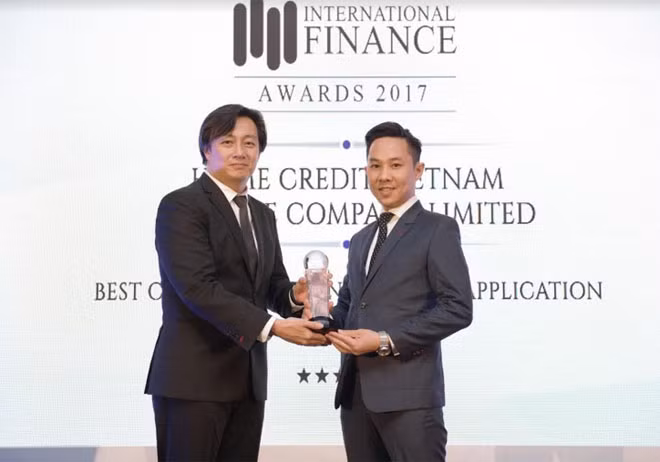 Ông Trịnh Xuân Thảo – Trưởng phòng Kinh doanh trực tuyến, đại diện Home Credit Việt Nam nhận Giải thưởng.