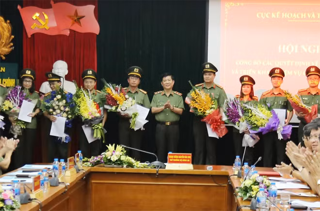 Thứ trưởng Nguyễn Văn Sơn trao Quyết định và tặng hoa các đồng chí nhận Quyết định tại Hội nghị. Thứ trưởng Nguyễn Văn Sơn trao Quyết định và tặng hoa các đồng chí nhận Quyết định tại Hội nghị.