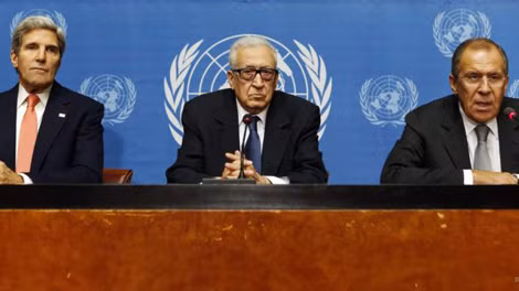 Từ trái qua phải: Ngoại trưởng Mỹ John Kerry, Đặc sứ Syria tại Liên hiệp quốc Lakhdar Brahimi, và Ngoại trưởng Nga Sergei Lavrov thông báo kết quả thỏa thuận Nga-Mỹ về giải giáp vũ khí hóa học của Syria ngày 13-9-2013. Từ trái qua phải: Ngoại trưởng Mỹ John Kerry, Đặc sứ Syria tại Liên hiệp quốc Lakhdar Brahimi, và Ngoại trưởng Nga Sergei Lavrov thông báo kết quả thỏa thuận Nga-Mỹ về giải giáp vũ khí hóa học của Syria ngày 13-9-2013.