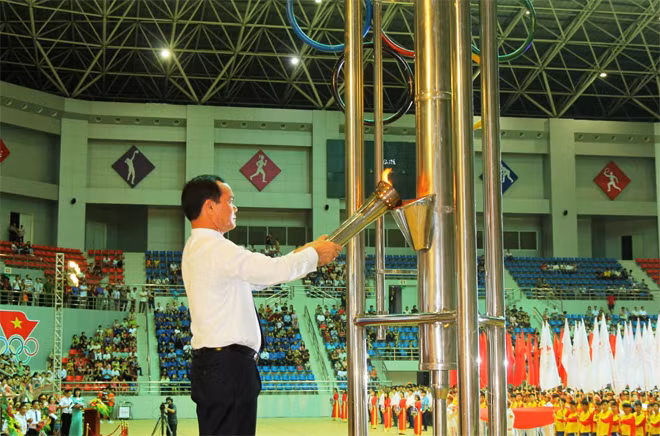 Đồng chí Nguyễn Đình Khang – Ủy viên Trung ương Đảng, Bí thư Tỉnh ủy Hà Nam thắp lửa truyền thống tại Đại hội.