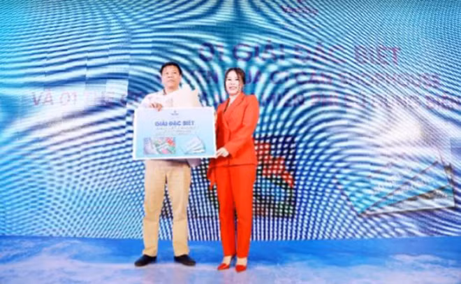 Một trong ba vị khách vô cùng may mắn đã đành được giải đặc biệt của chương trình, bao gồm Quyền mua một căn Shophouse và Tấm thẻ combo đặc quyền miến phí sử dụng biển hồ và BBQ trong 3 năm, trị giá lên tới 280 triệu đồng.