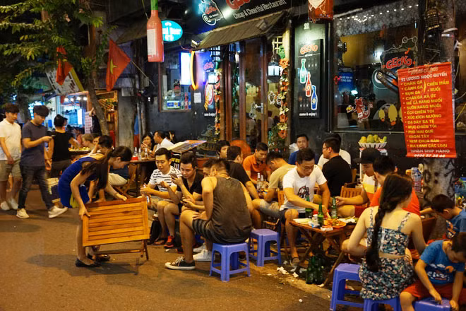 Một số dịch vụ kinh doanh quá giờ qui định tại phố cổ Hà Nội gây nhiều bức xúc. Ảnh minh họa: CTV.