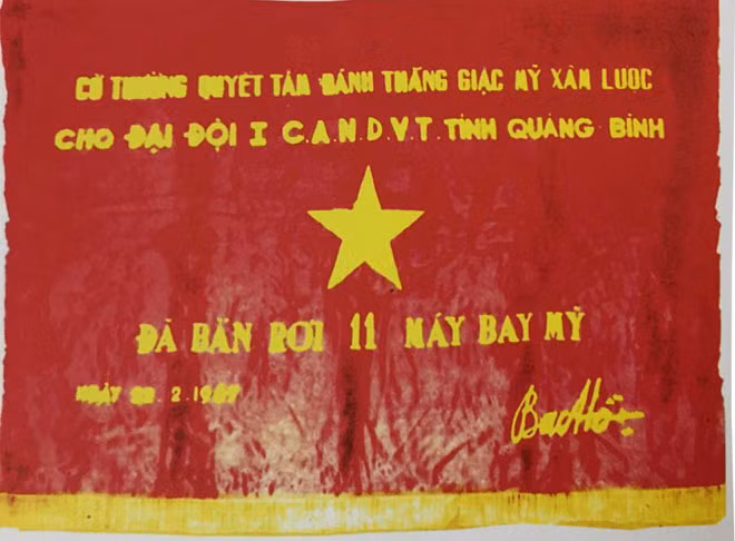 Cờ thưởng của Chủ tịch Hồ Chí Minh tặng Đại đội I, Công an nhân dân vũ trang tỉnh Quảng Bình đã có thành tích bắn rơi 11 máy bay Mỹ (22-2-1967).
