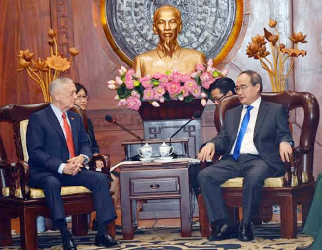 Bí thư Thành ủy TP Hồ Chí Minh Nguyễn Thiện Nhân tiếp Bộ trưởng Bộ Quốc phòng Hoa Kỳ James Mattis.