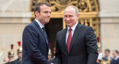 Tổng thống Pháp Emmanuel Macron (trái) đón đồng nhiệm Nga Vladimir Putin tại lâu đài Versailles ngày 29-5-2017.
