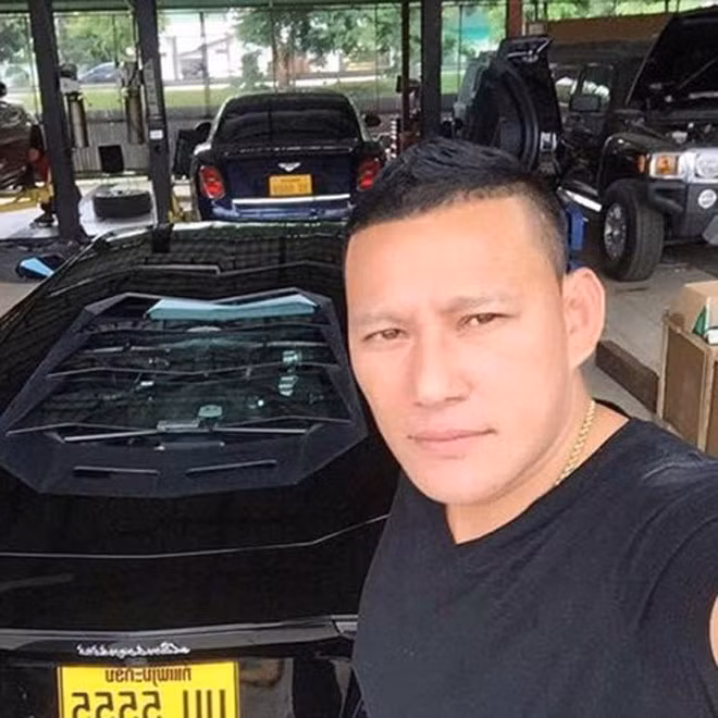 Xaysana Keopimpha bên chiếc Lamborghini màu đen cáu cạnh.