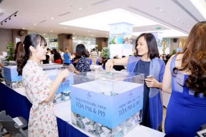 Các thùng phiếu phải có kích thước rất lớn mới có thể chứa được hết những “nguyện vọng” của khách hàng.