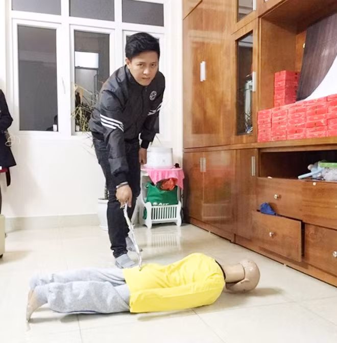 Trần Hoài Nam thực nghiệm hiện trường. Trần Hoài Nam thực nghiệm hiện trường.
