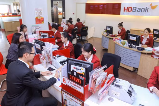 Ngân hàng mở rộng tín dụng để giúp đẩy lùi tín đụng đen.