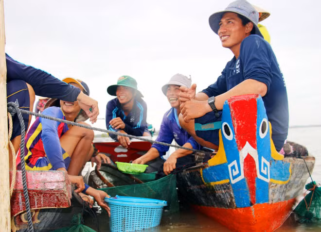 Con nước trên các cánh đồng vùng biên đã ngập cao, chuyện mưu sinh của bà con nông dân bắt đầu.