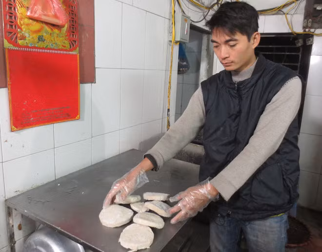 Anh Nguyễn Đình Đường: “Để giữ được thương hiệu “Giò chả Ước Lễ”, người làm nghề phải có cái tâm”. Anh Nguyễn Đình Đường: “Để giữ được thương hiệu “Giò chả Ước Lễ”, người làm nghề phải có cái tâm”.