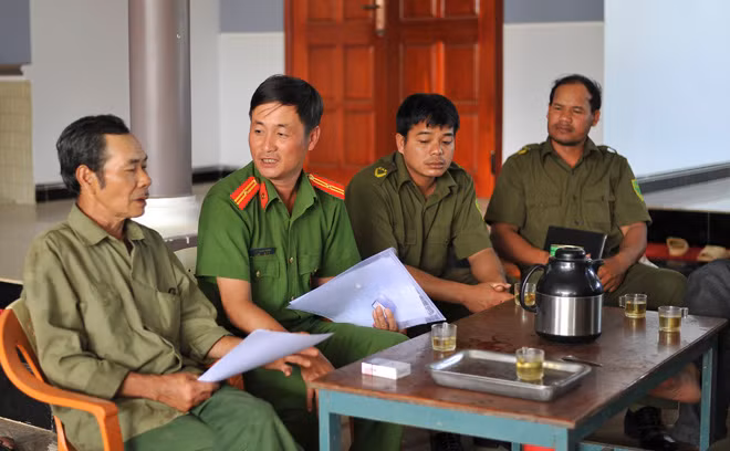 Thiếu tá Phòng cùng Công an xã Ia Chim đến tận nhà dân để tuyên truyền, phổ biến pháp luật.