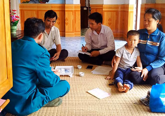 Người lao động đang kể lại việc bị “cò lao động” lừa đảo với phóng viên Báo Công an nhân dân.
