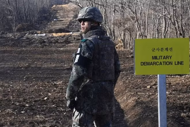 Người lính Hàn Quốc đứng tại dải đất hẹp nói trên, ở khu vực giữa của biên giới liên Triều tại Cheorwon, tỉnh Gangwon, Hàn Quốc.