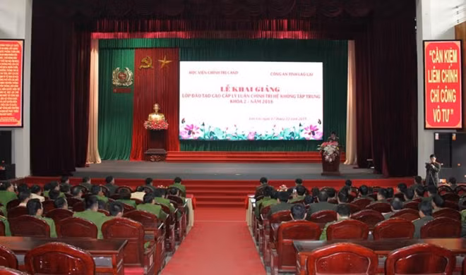 Khai giảng lớp cao cấp lí luận chính trị năm 2018.