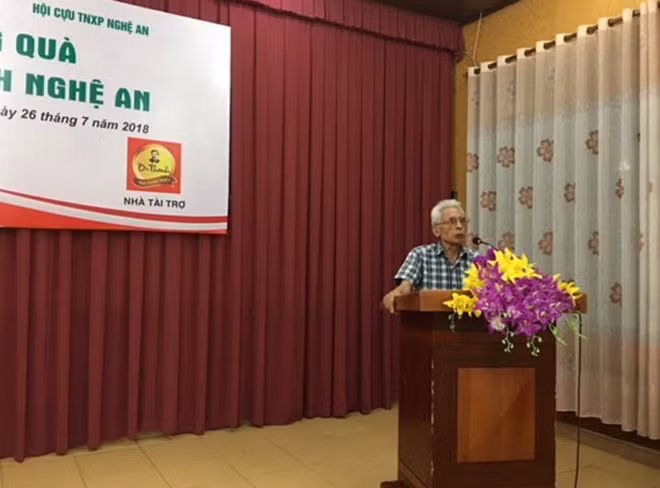 Bác Mai Ất, Chủ tịch Hội cựu Thanh niên xung phong tỉnh Nghệ An chia sẻ với đồng đội về hoạt động hội và cảm ơn đoàn công tác của Tân Hiệp Phát.